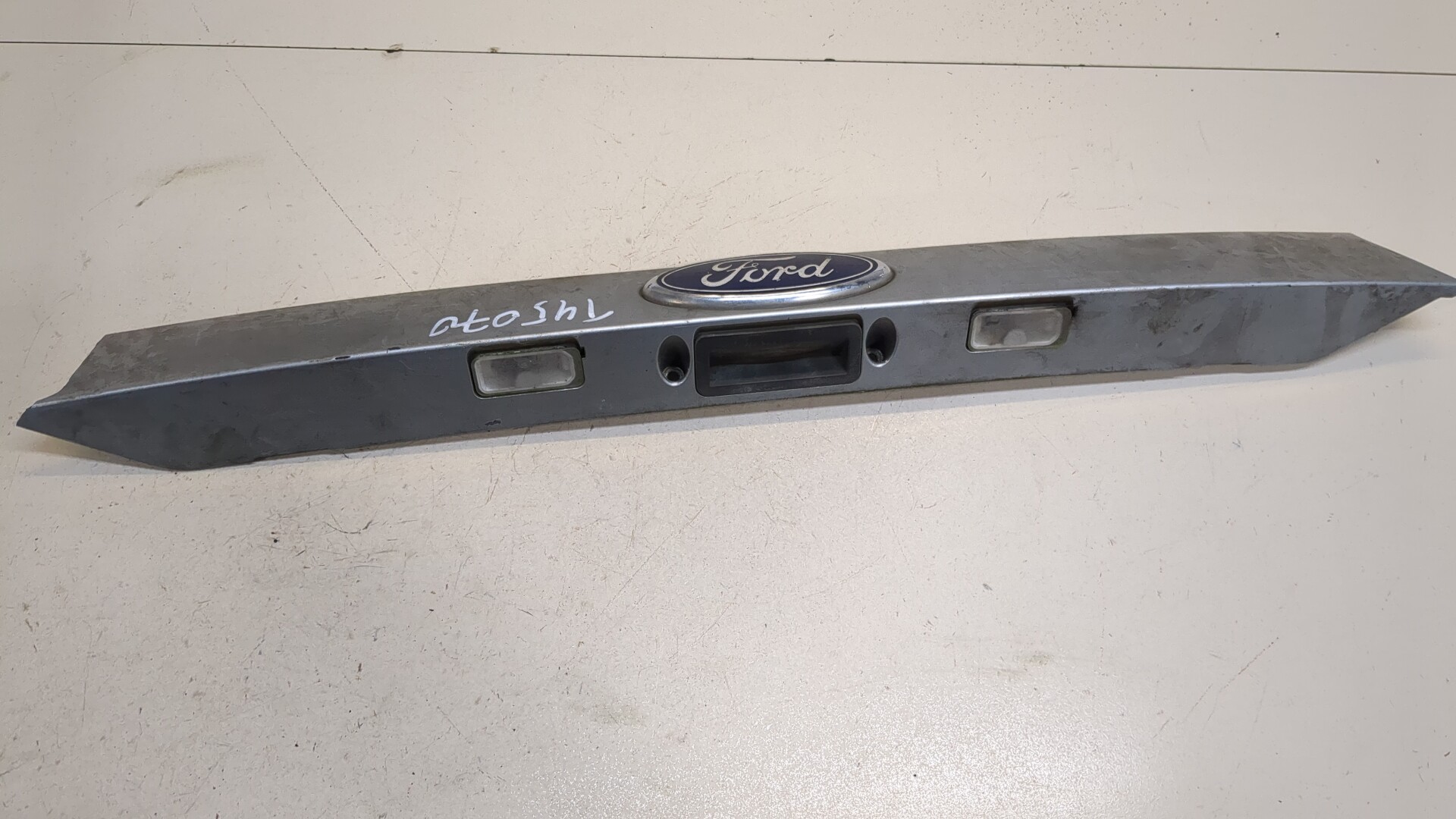 Кнопка открывания багажника