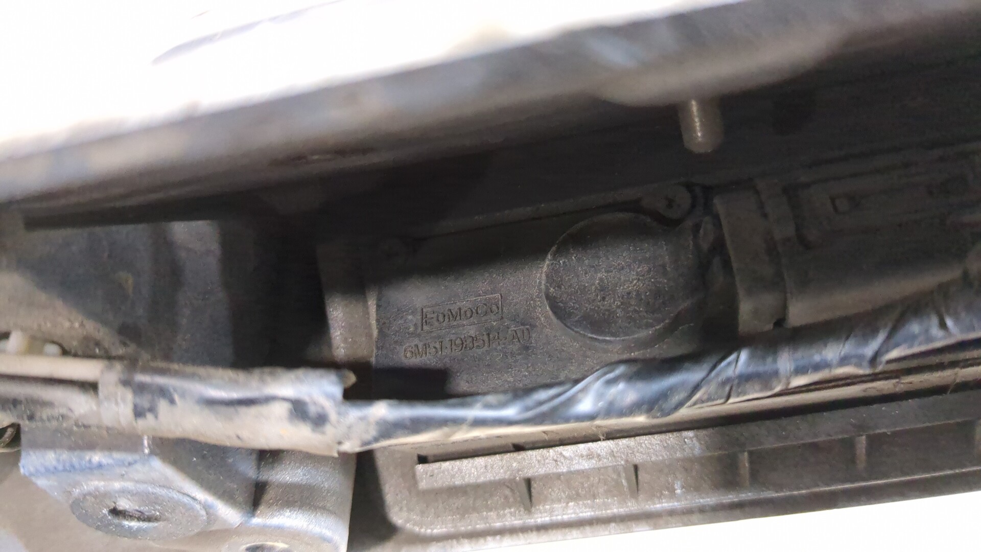 Кнопка открывания багажника