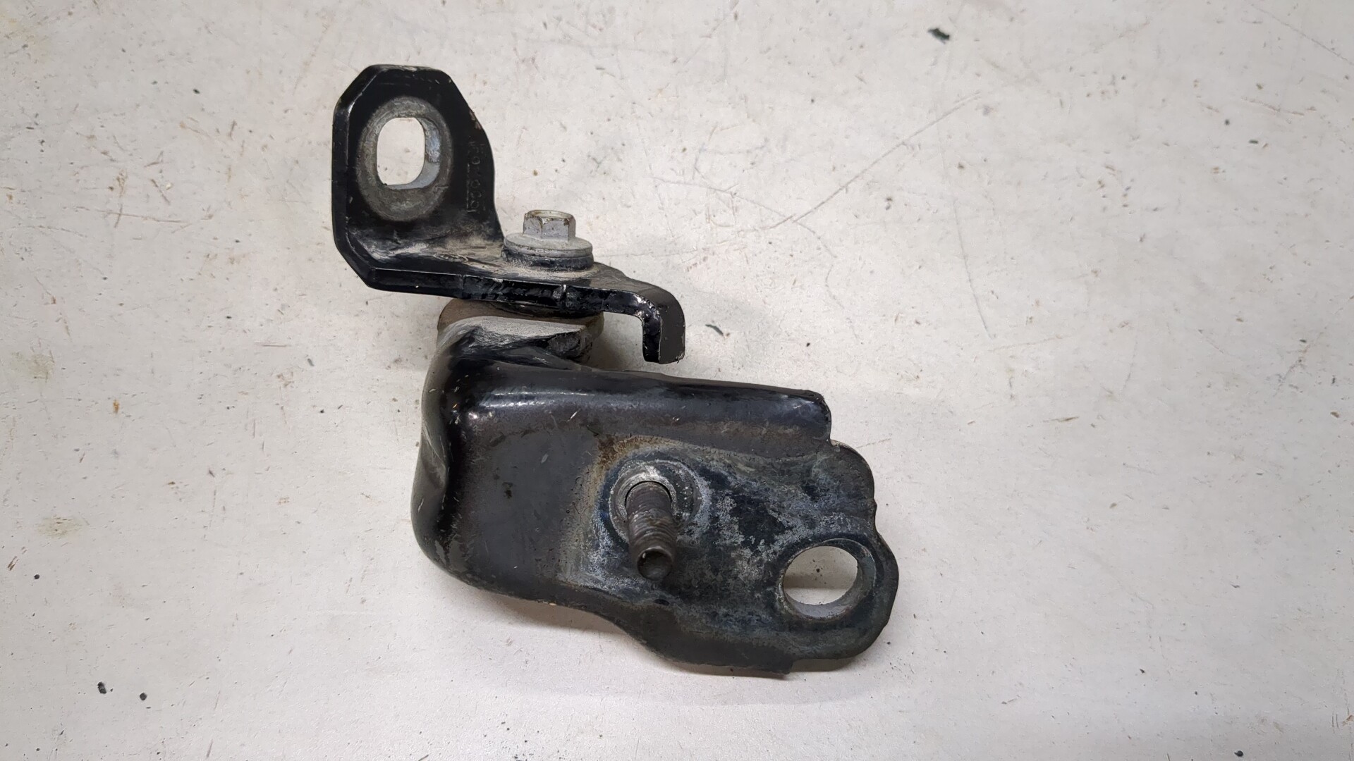 Петля двери