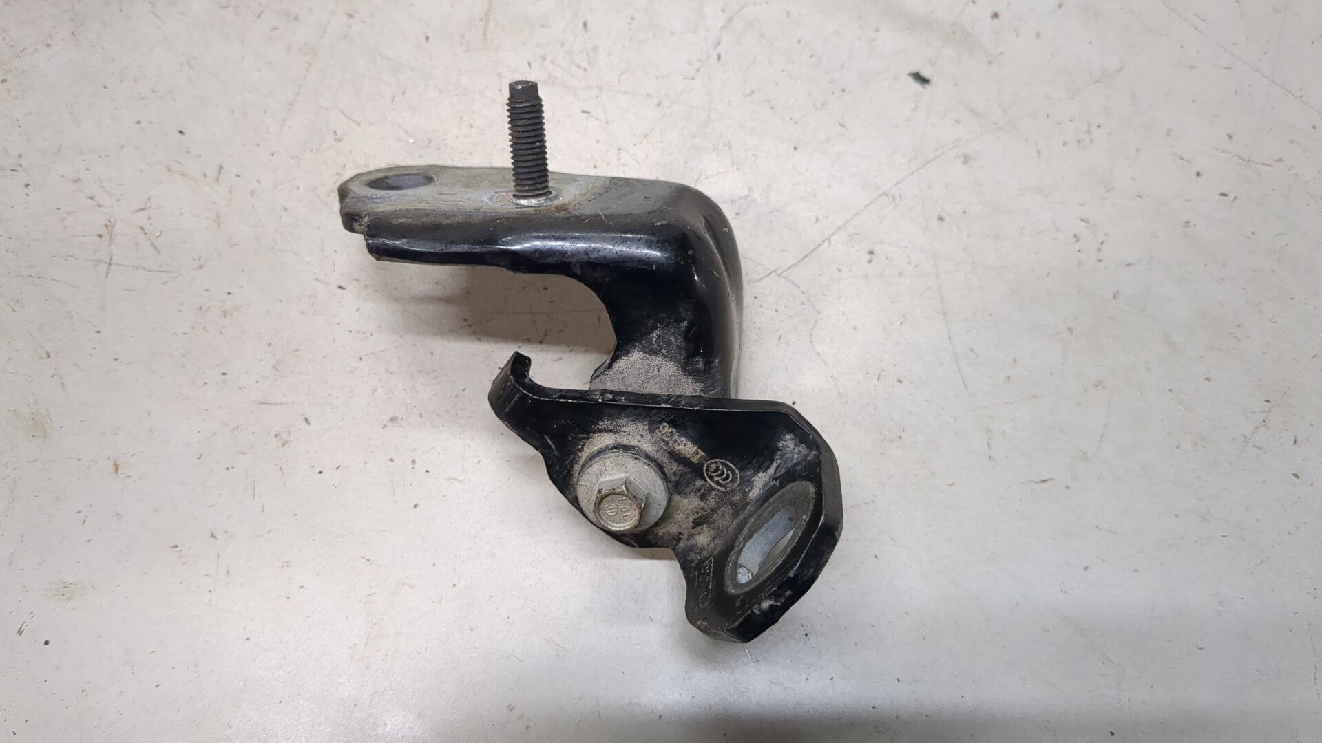 Петля двери