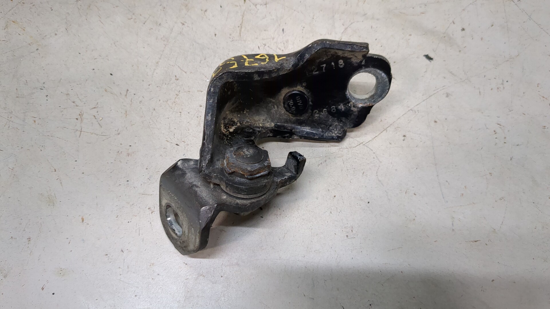 Петля двери