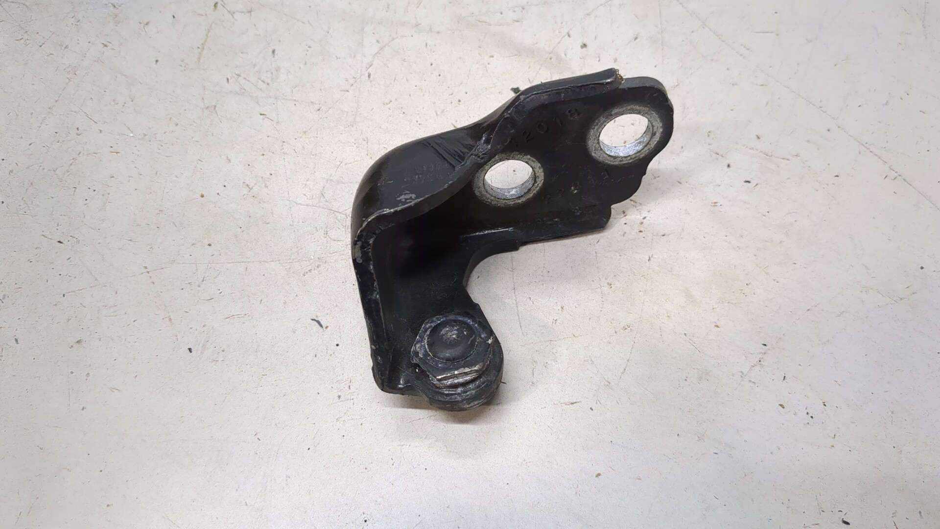 Петля двери