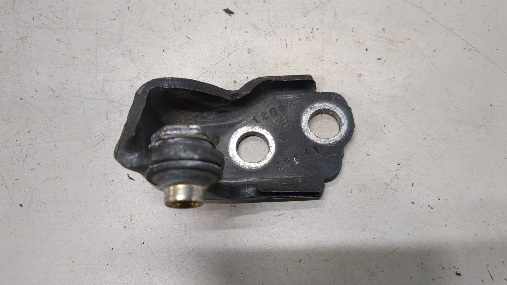 Петля двери