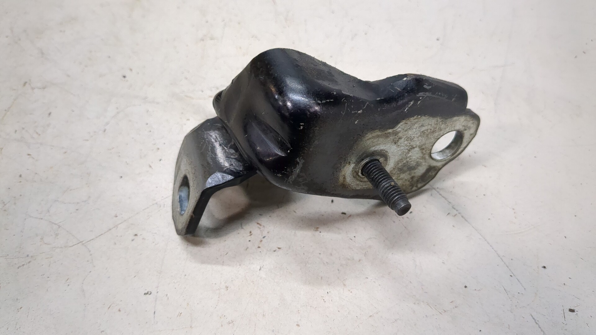 Петля двери