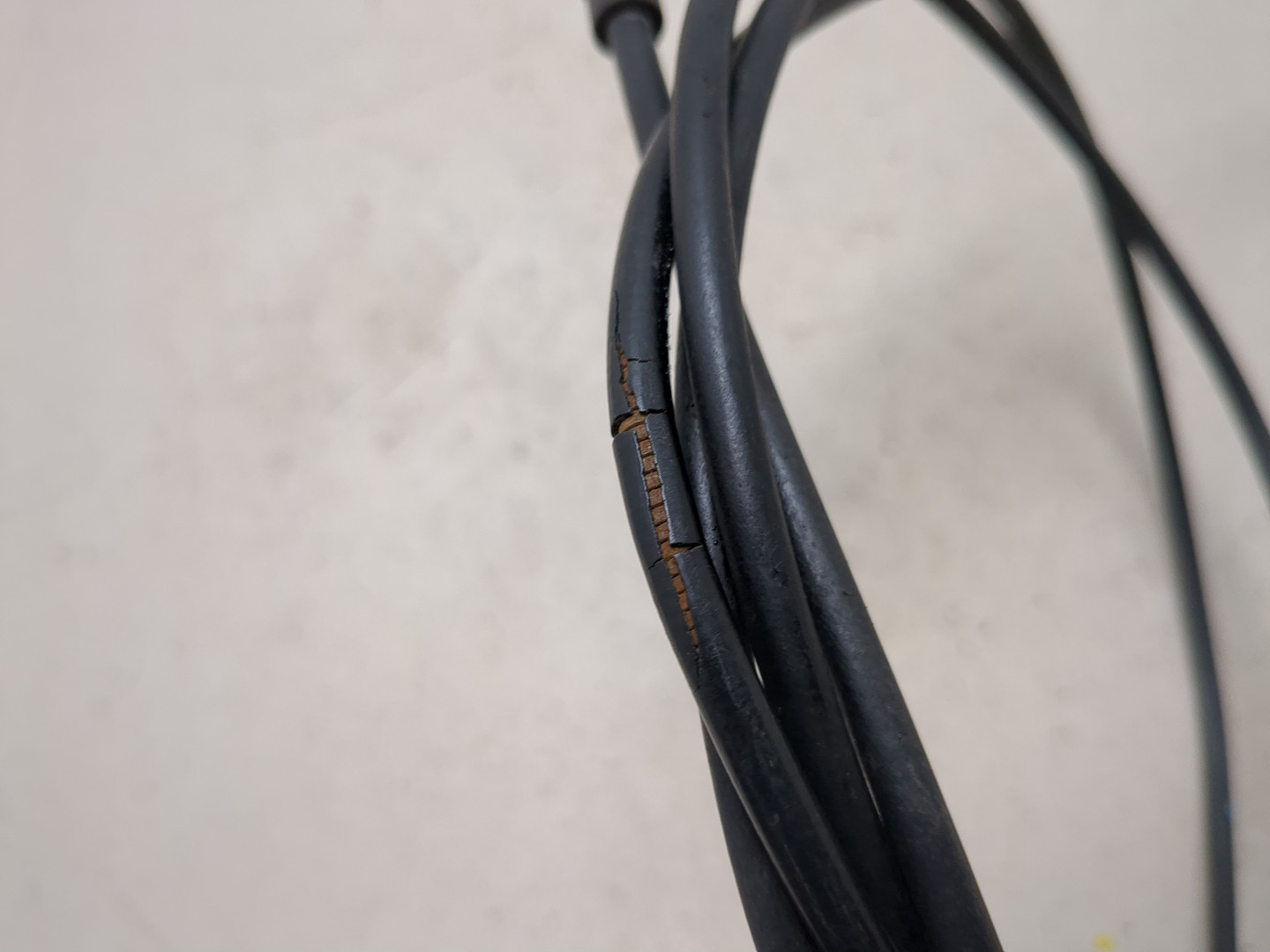 Трос открывания капота