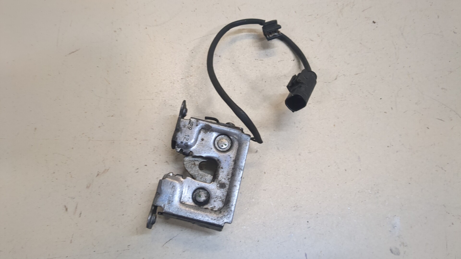 Замок капота