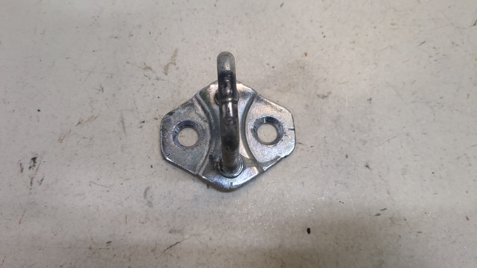 Петля капота