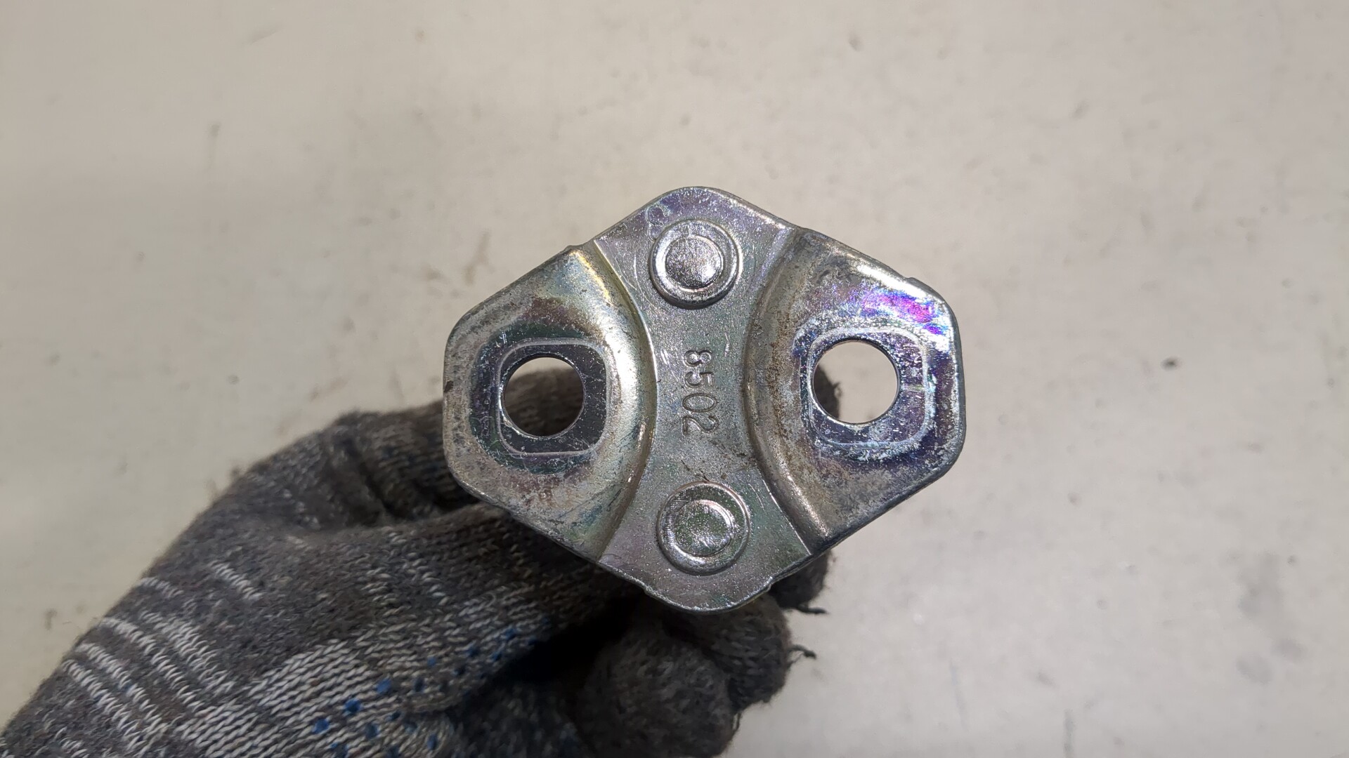 Петля капота