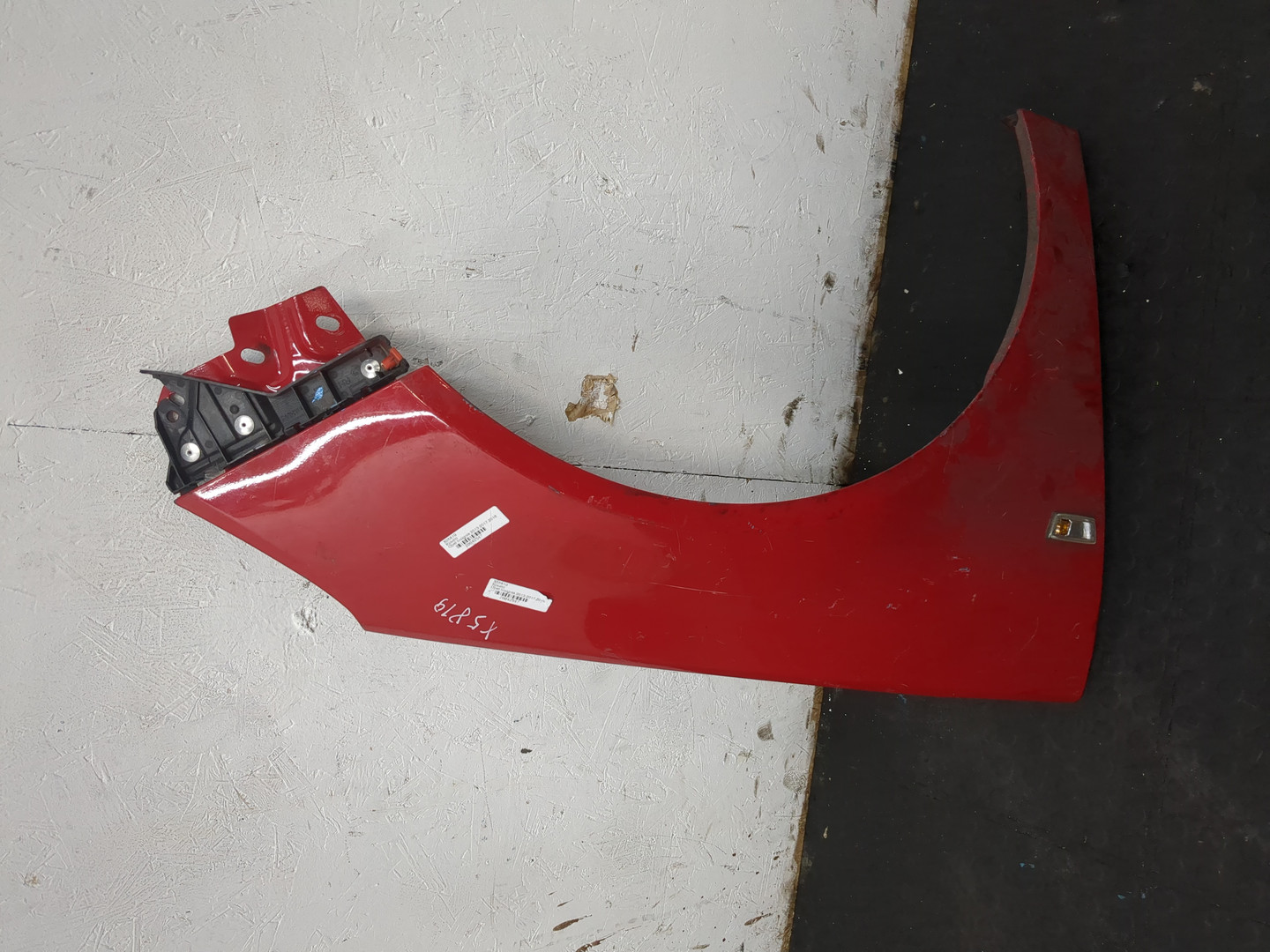 Крыло переднее правое