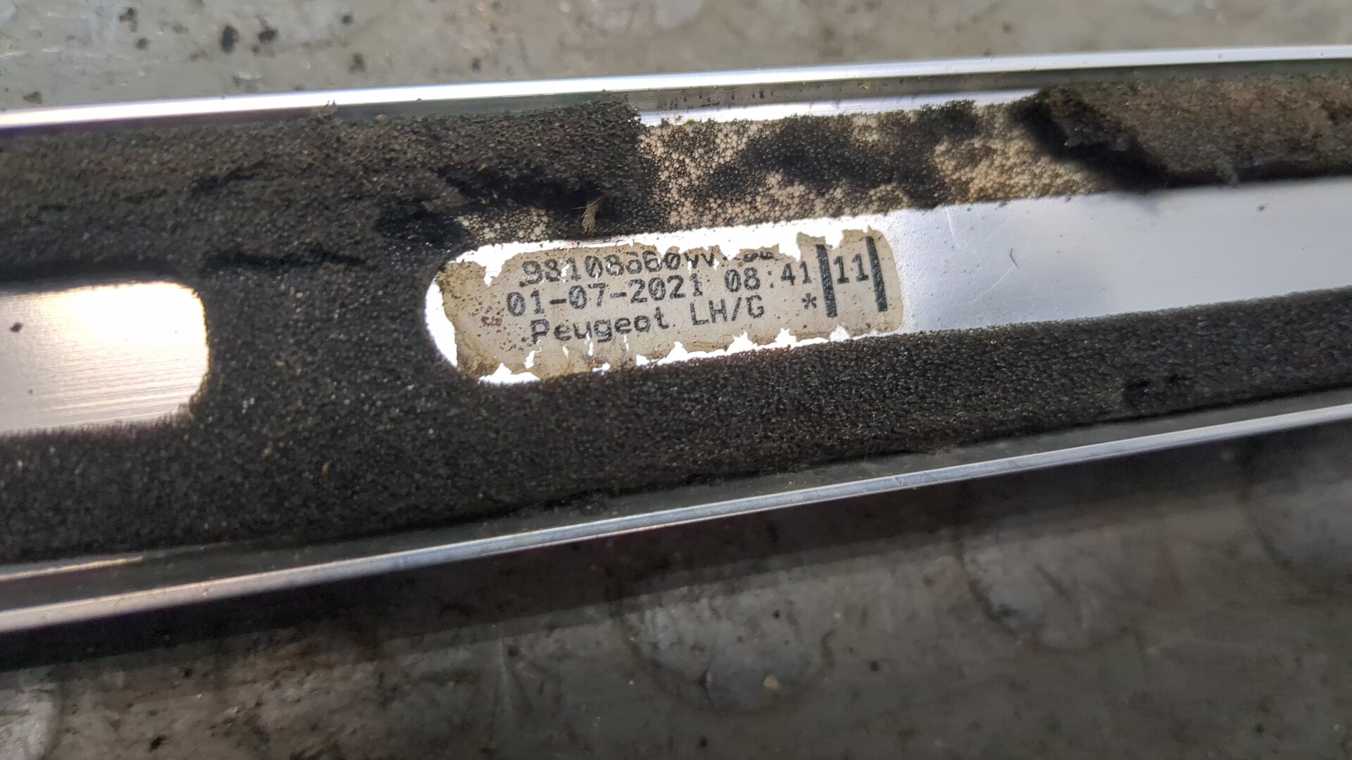 Рейлинг (релинг) левый (планка на крышу)