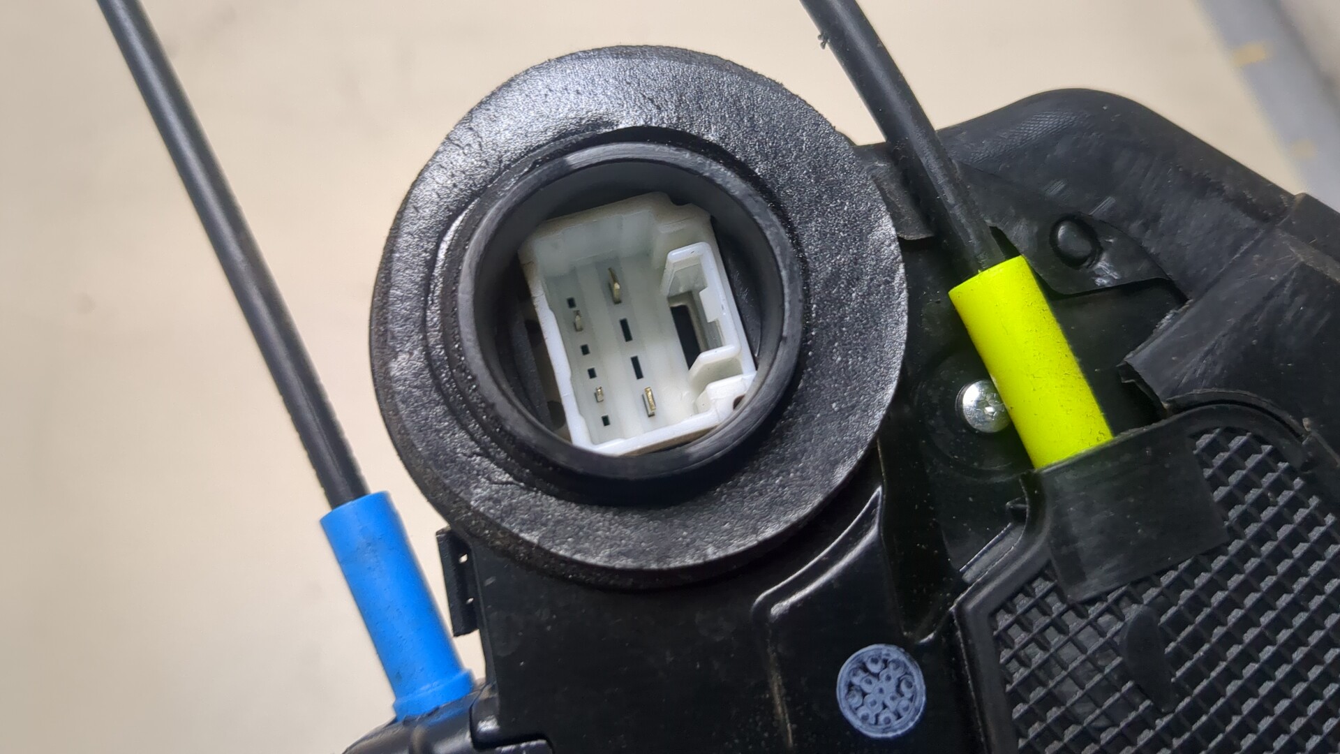 Замок двери задней правой