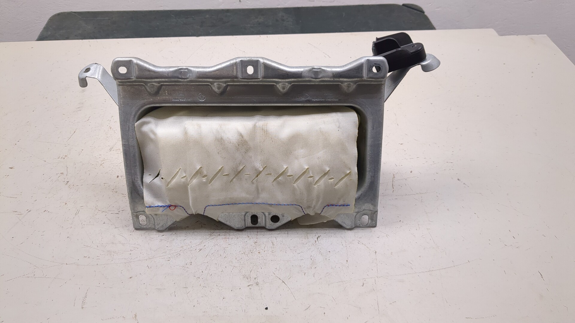 Подушка безопасности пассажирская (в торпедо)