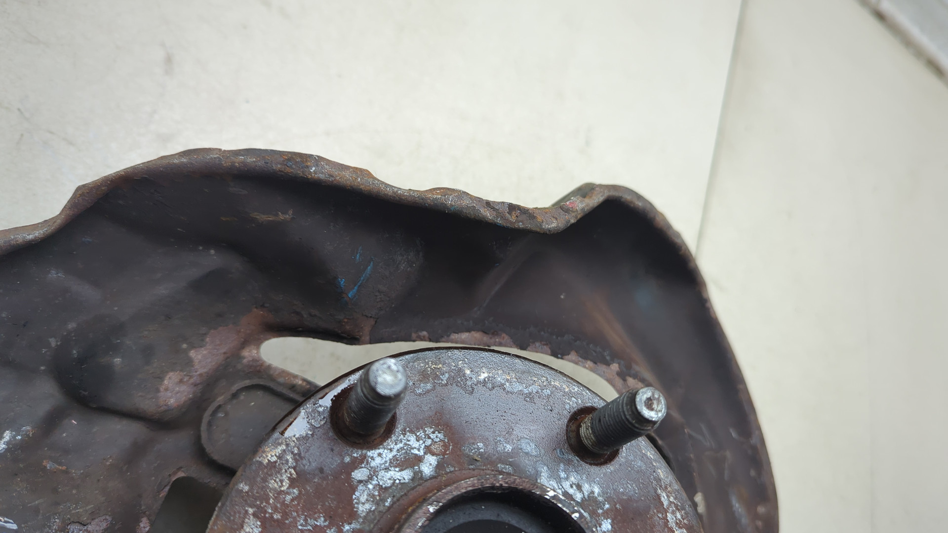 Кулак поворотный передний правый