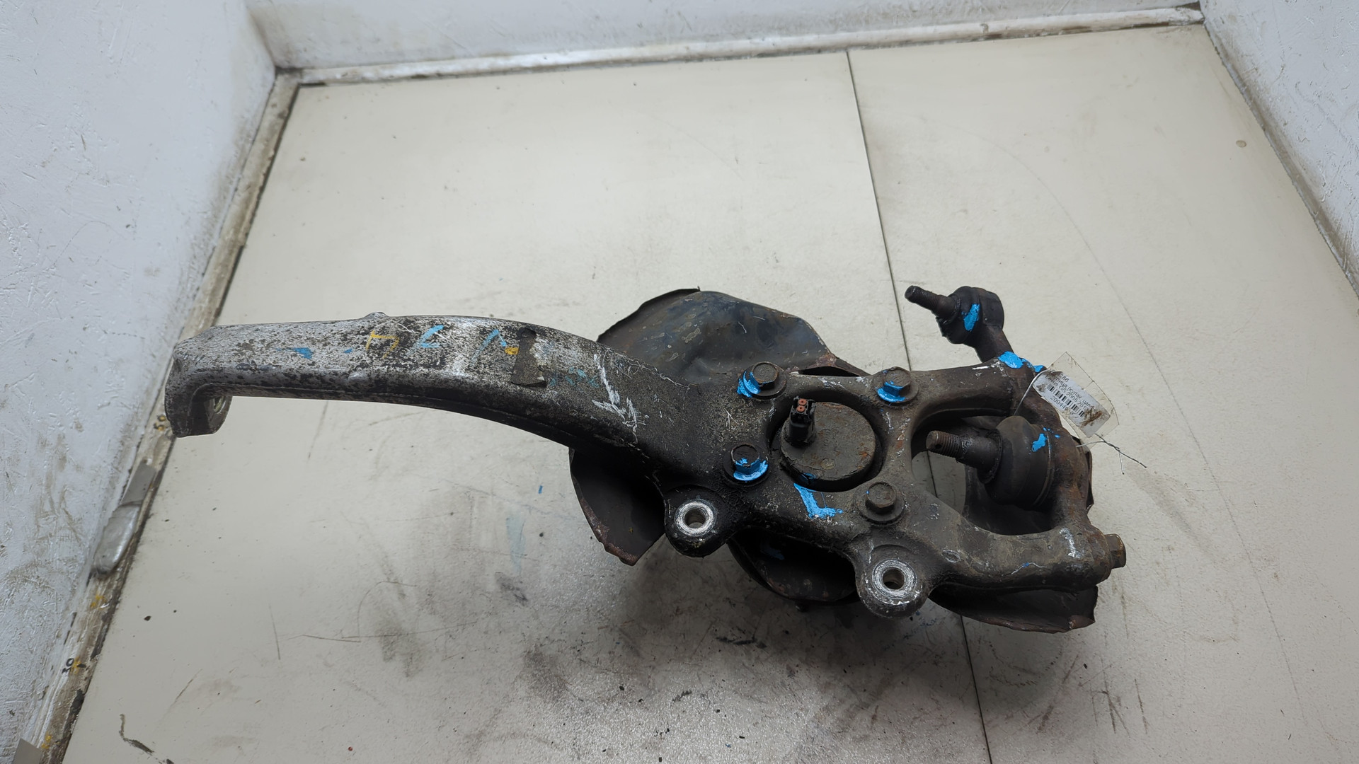 Кулак поворотный передний правый