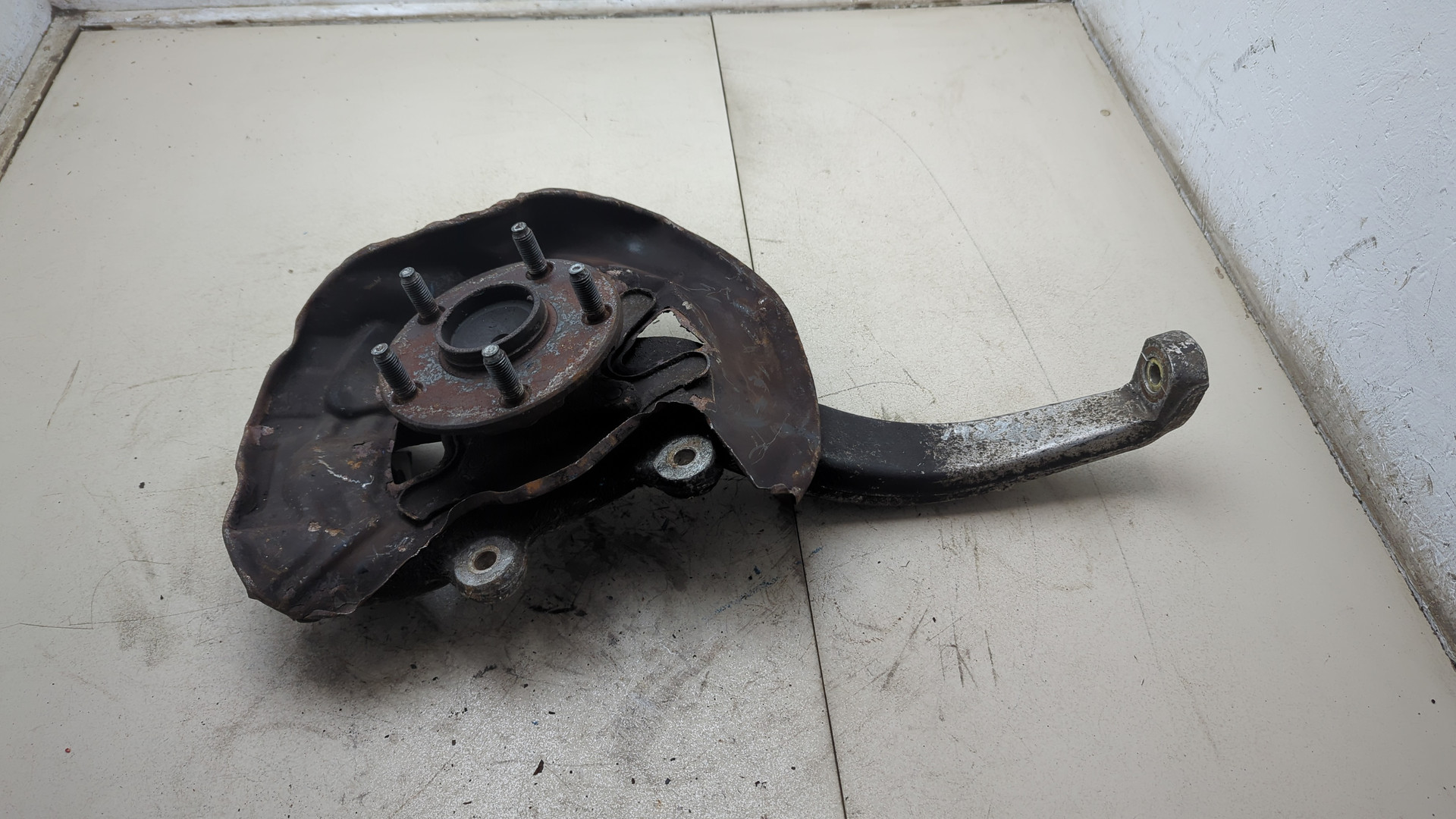 Кулак поворотный передний правый