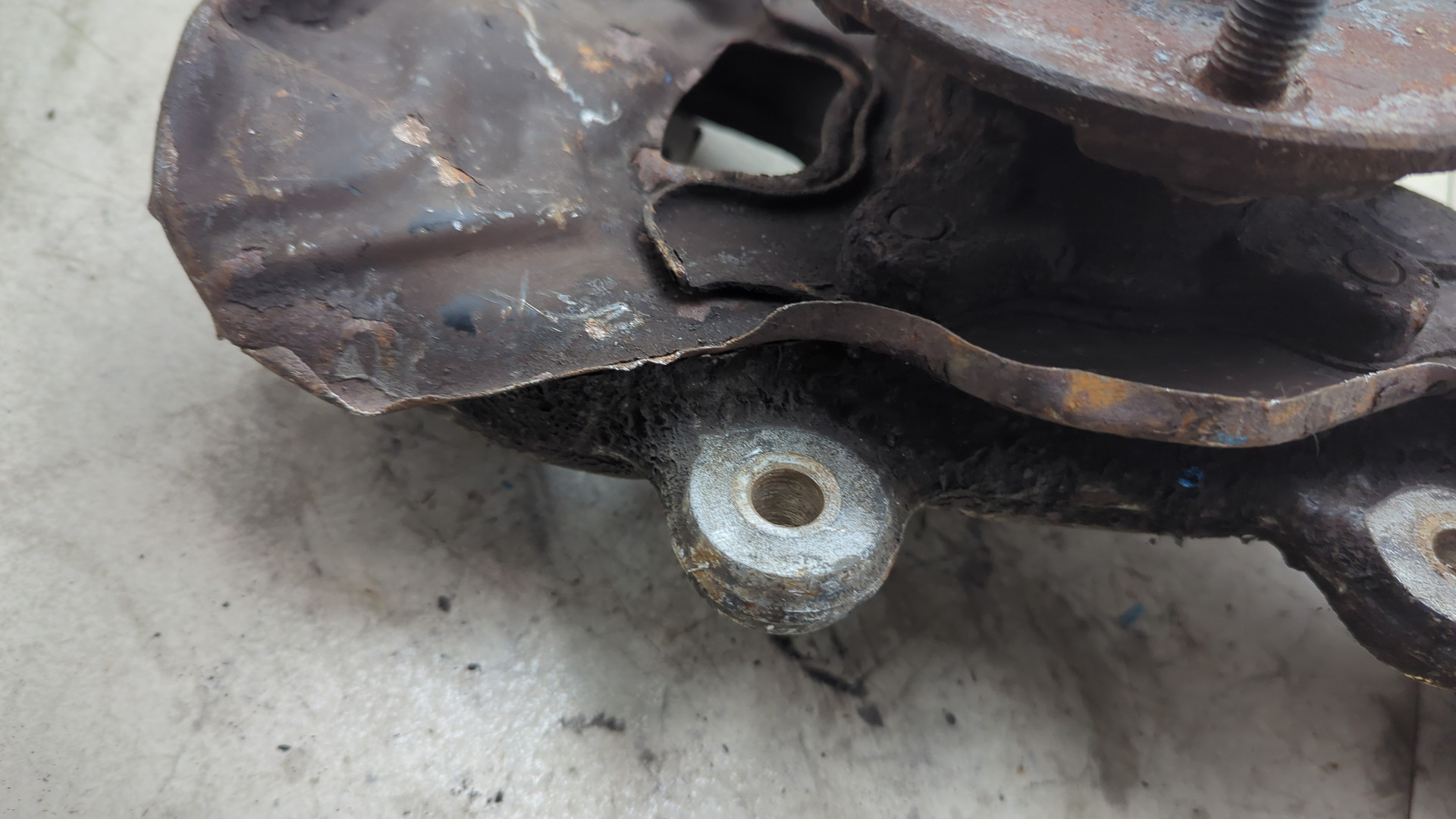 Кулак поворотный передний правый