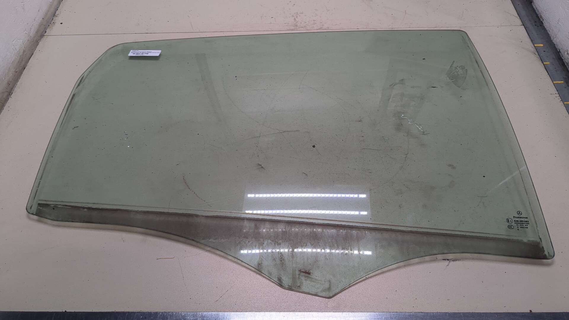 Стекло двери задней правой