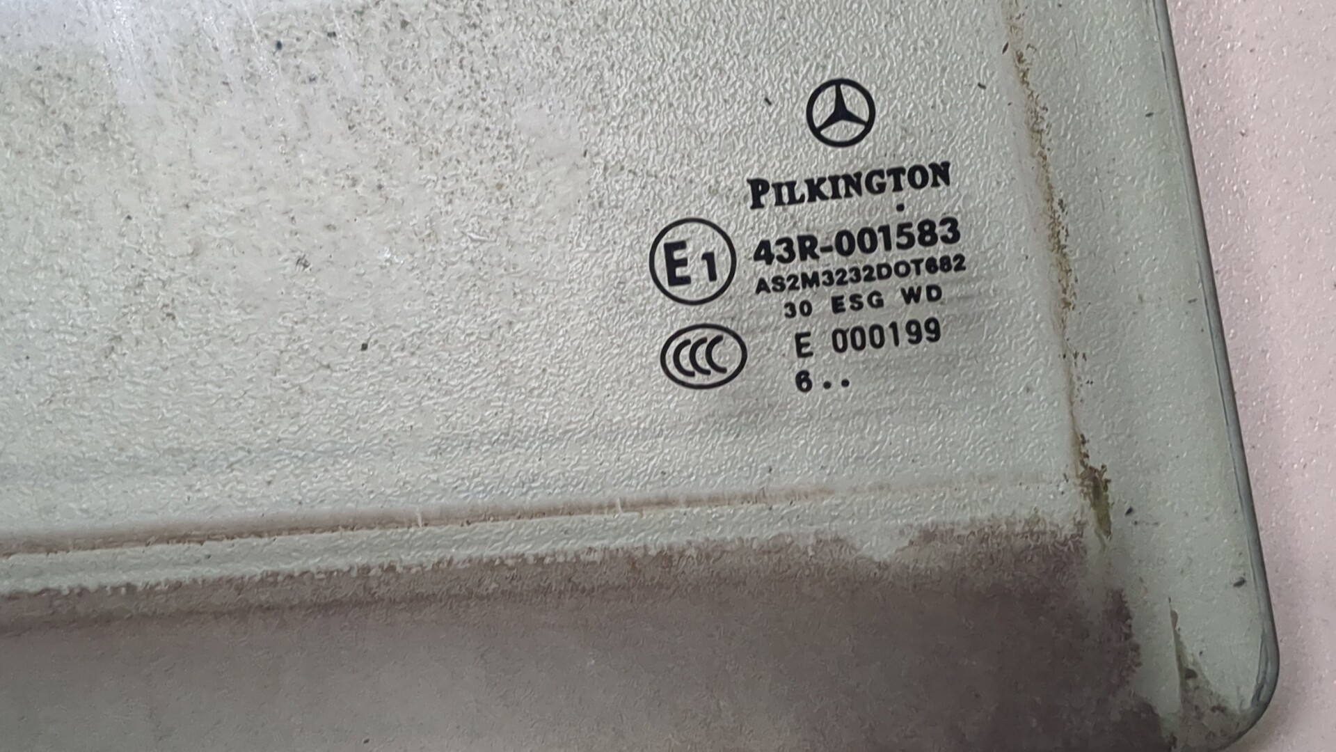 Стекло двери задней правой