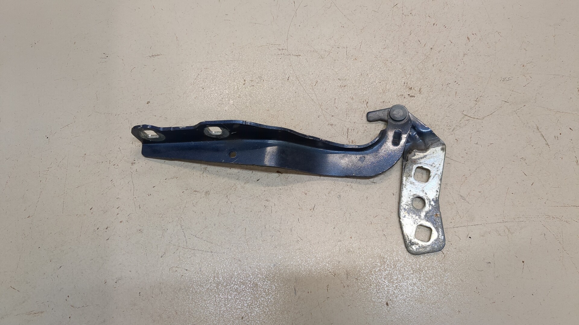 Петля капота правая