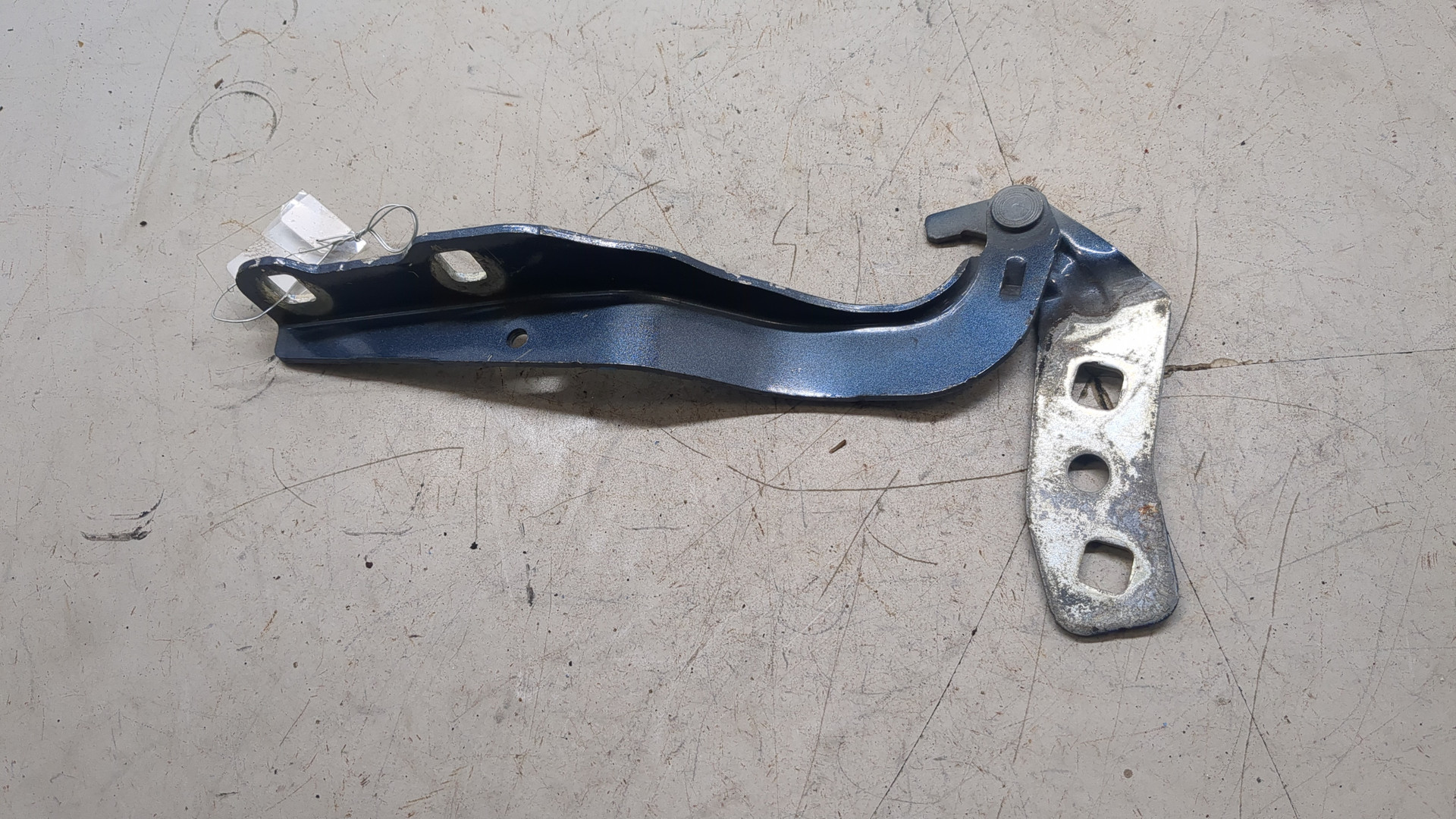 Петля капота правая