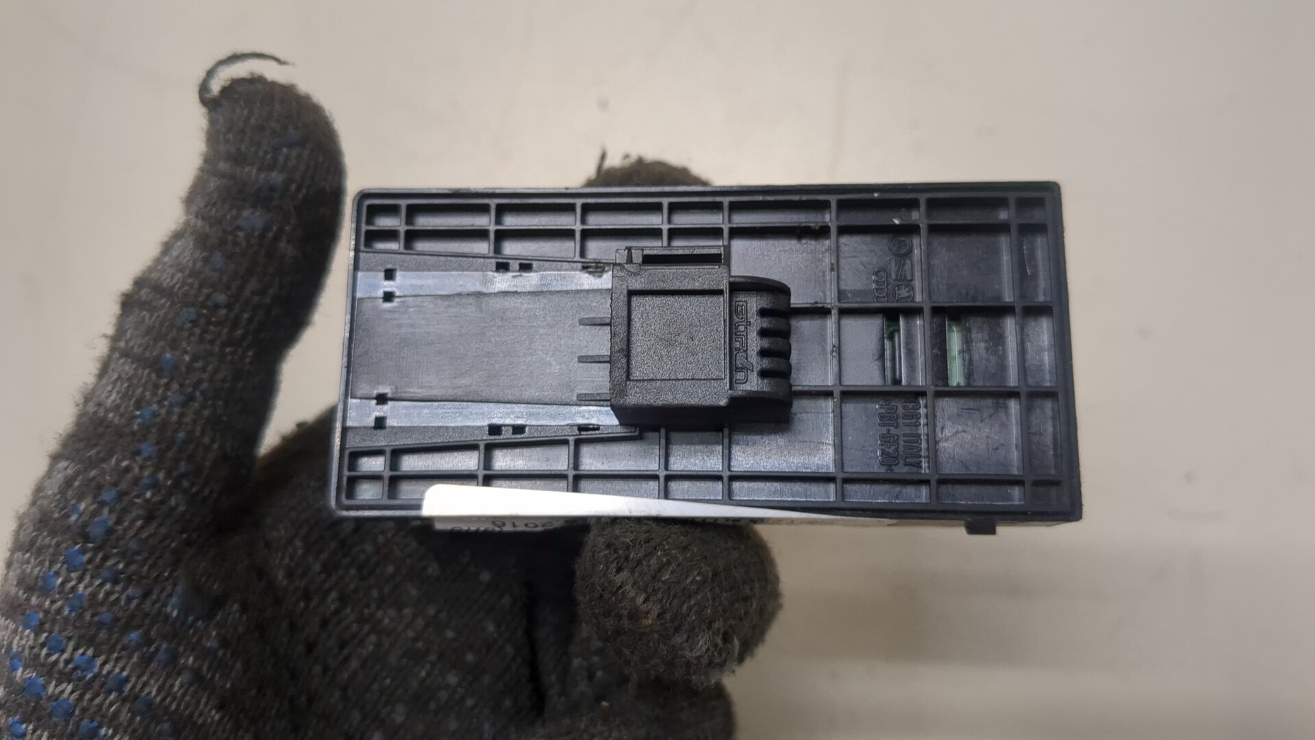 Кнопка стеклоподъемника