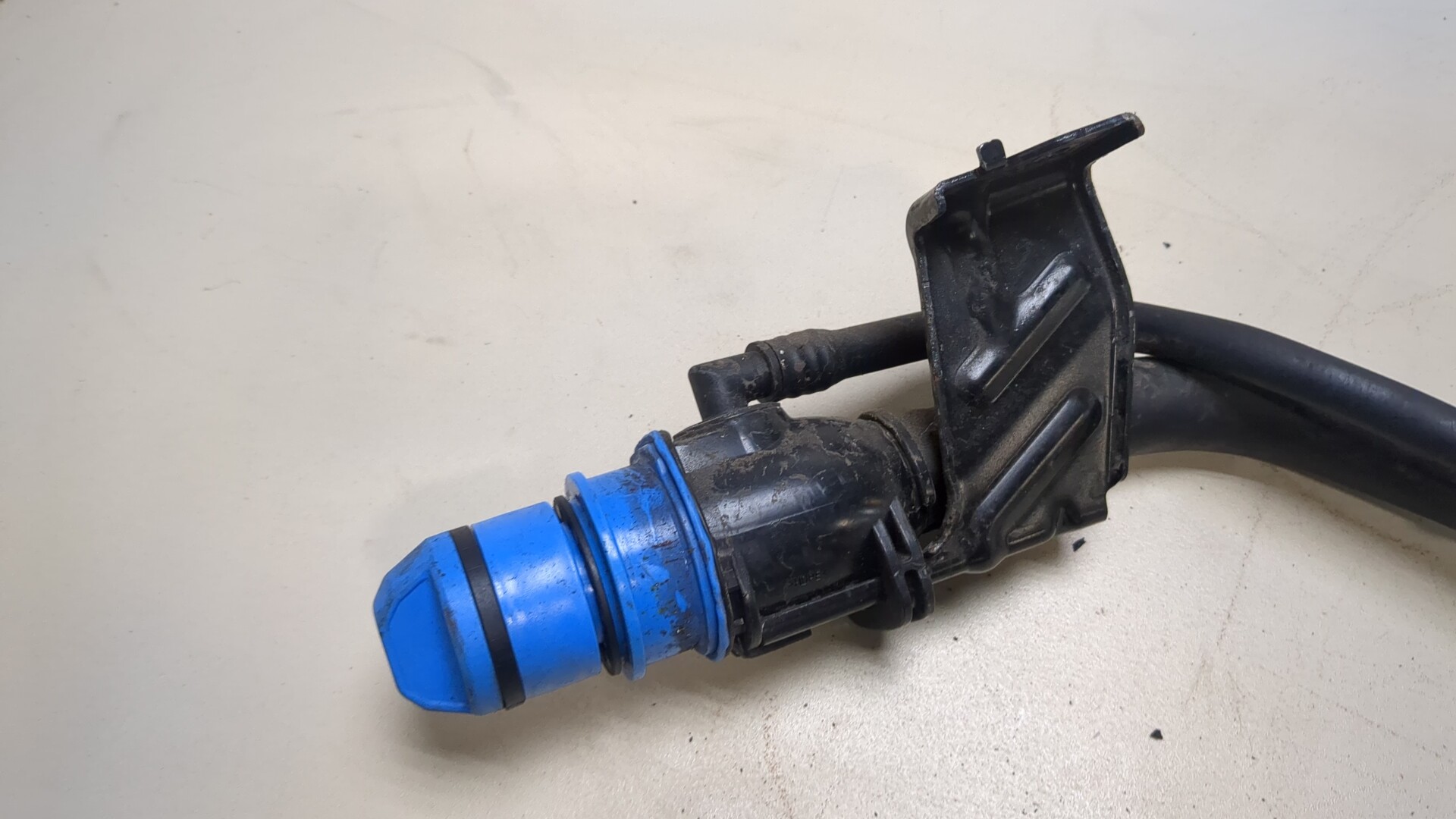 Горловина топливного бака