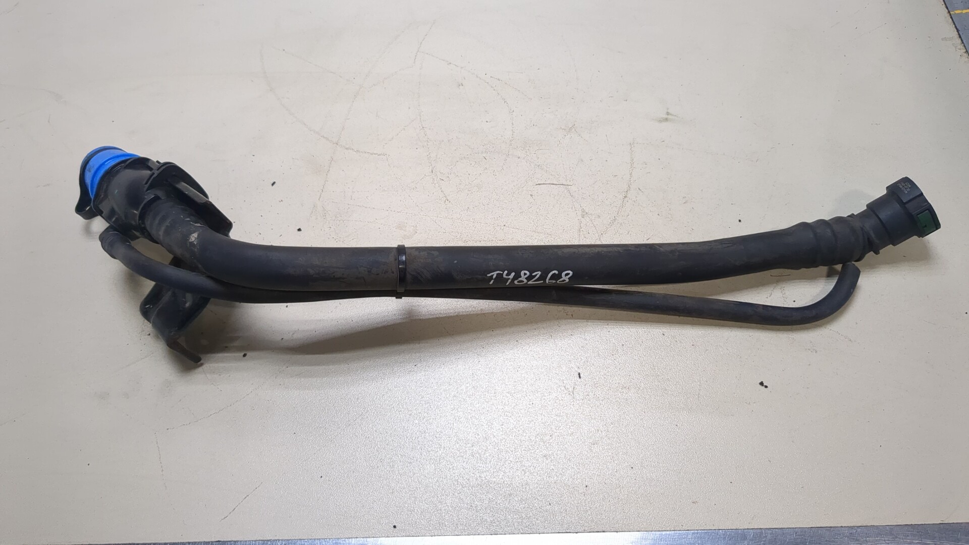 Горловина топливного бака