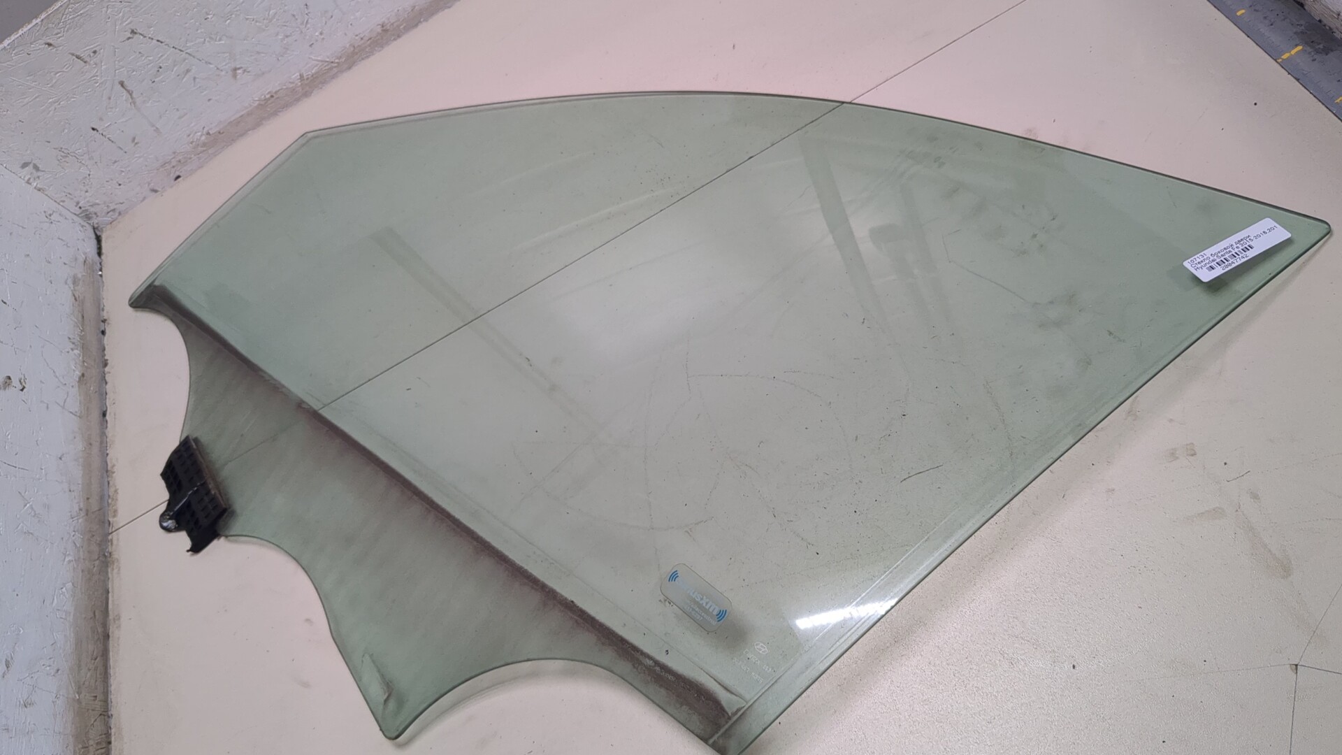 Стекло двери передней левой