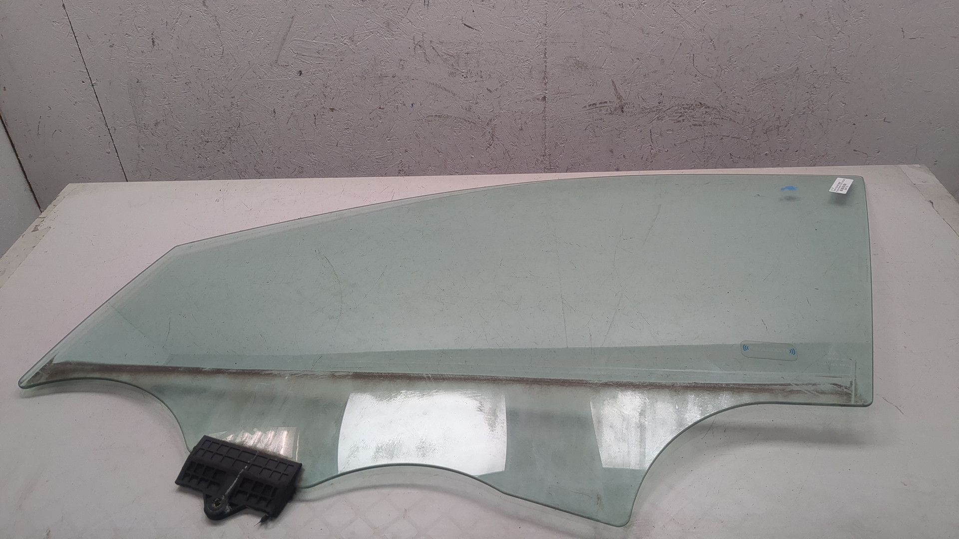 Стекло двери передней левой