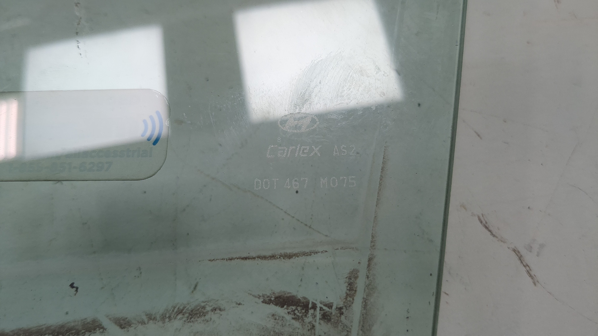 Стекло двери передней левой