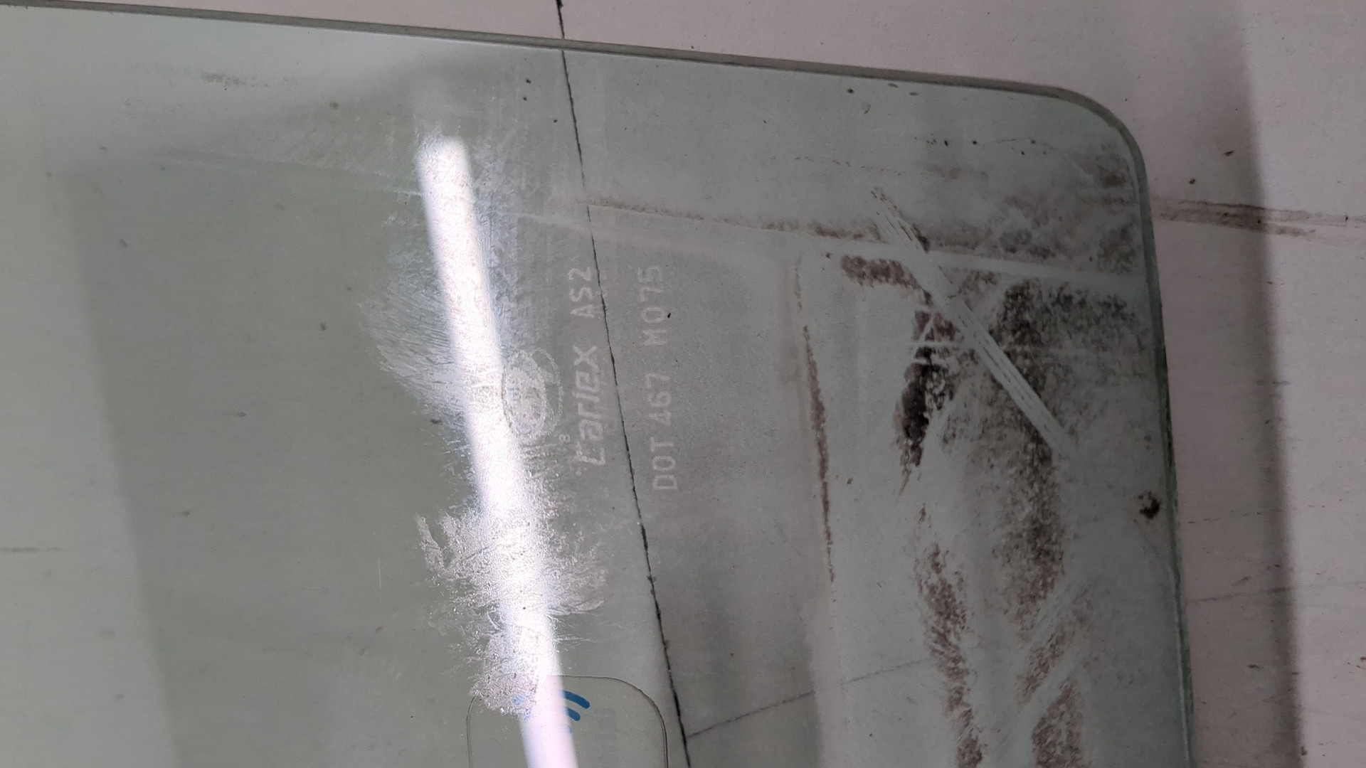 Стекло двери передней левой