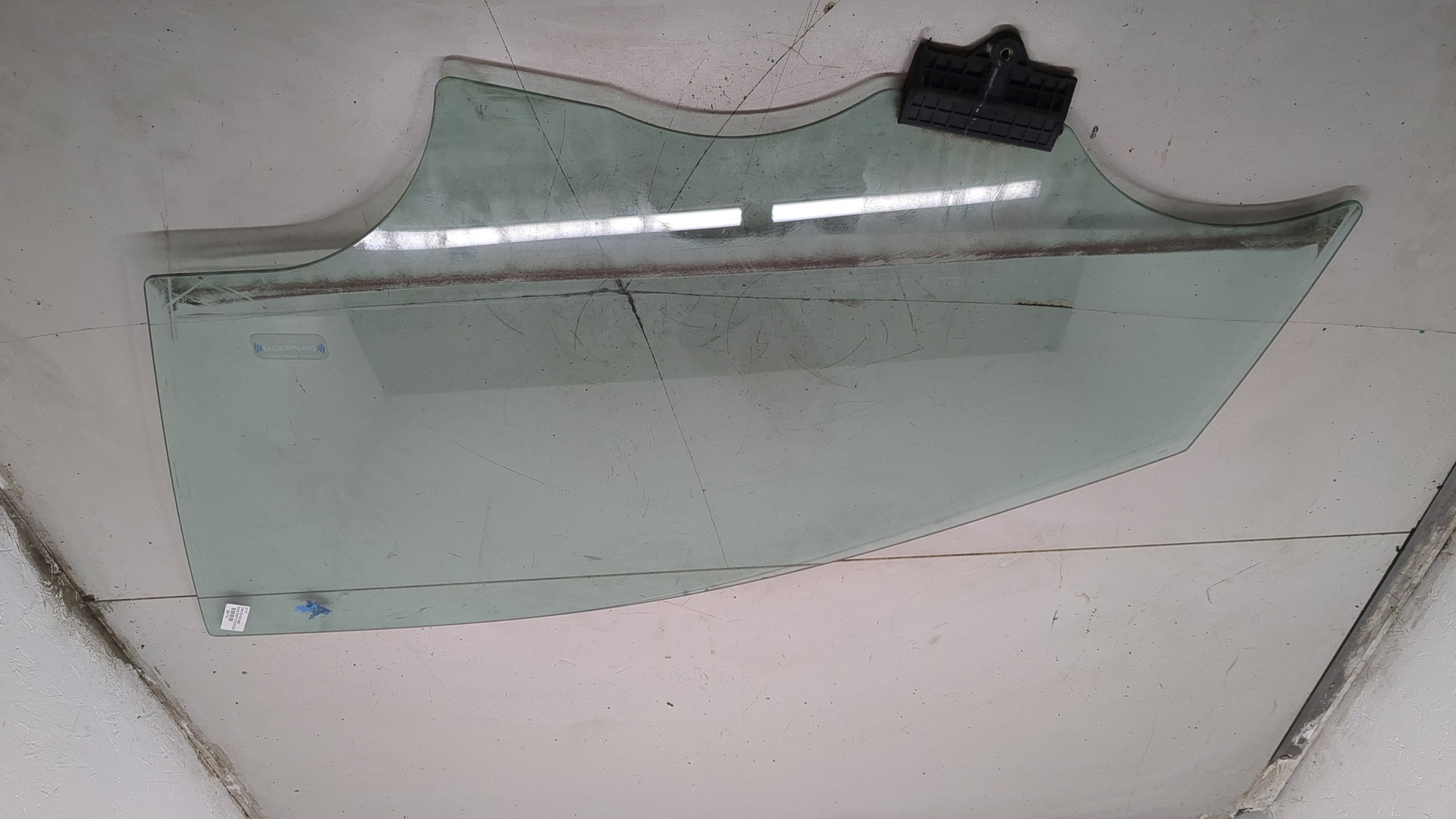 Стекло двери передней левой