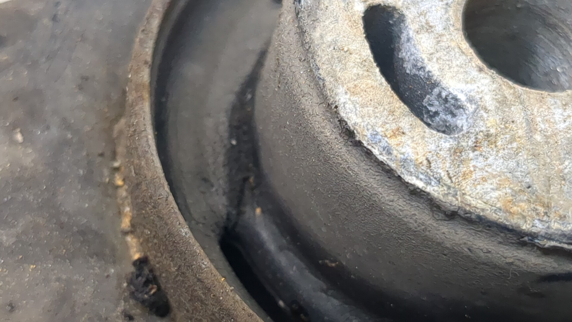 Рычаг передний левый