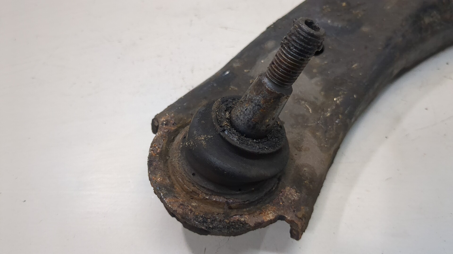 Рычаг передний левый