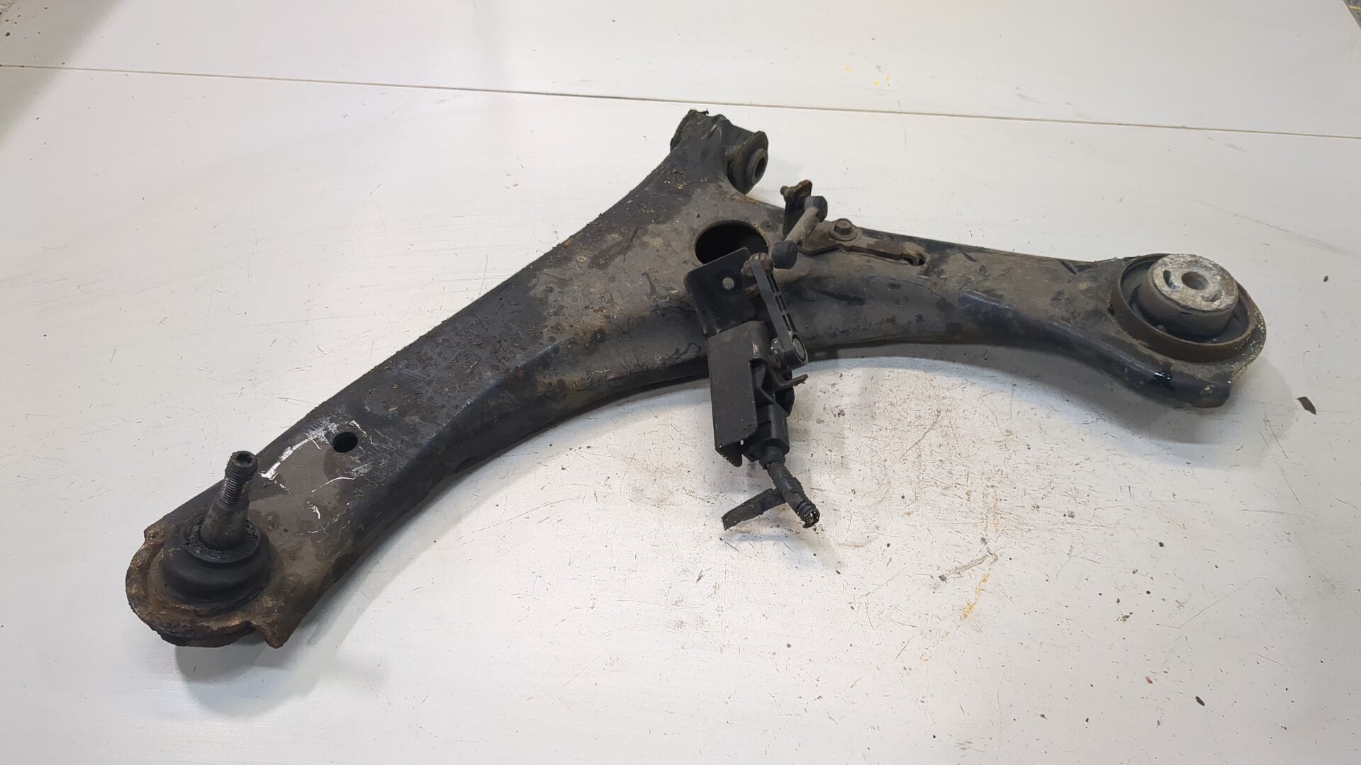 Рычаг передний левый