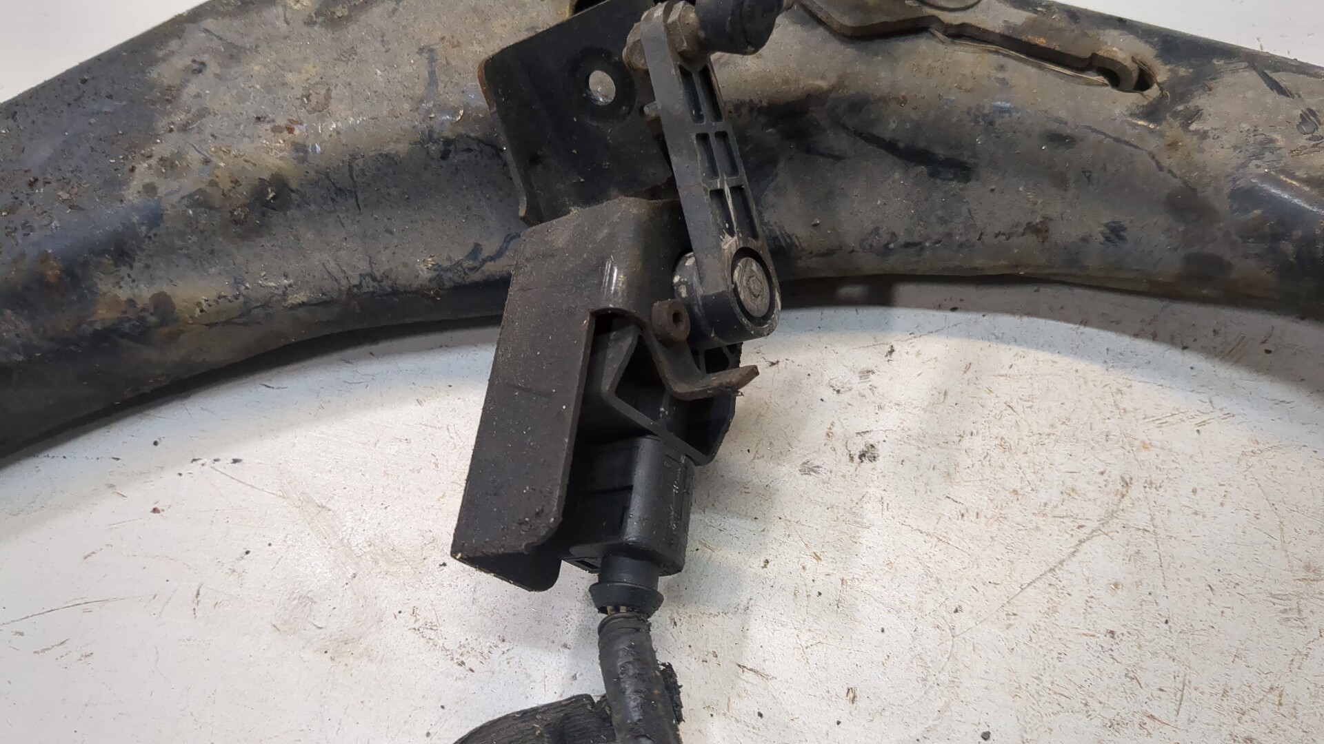 Рычаг передний левый