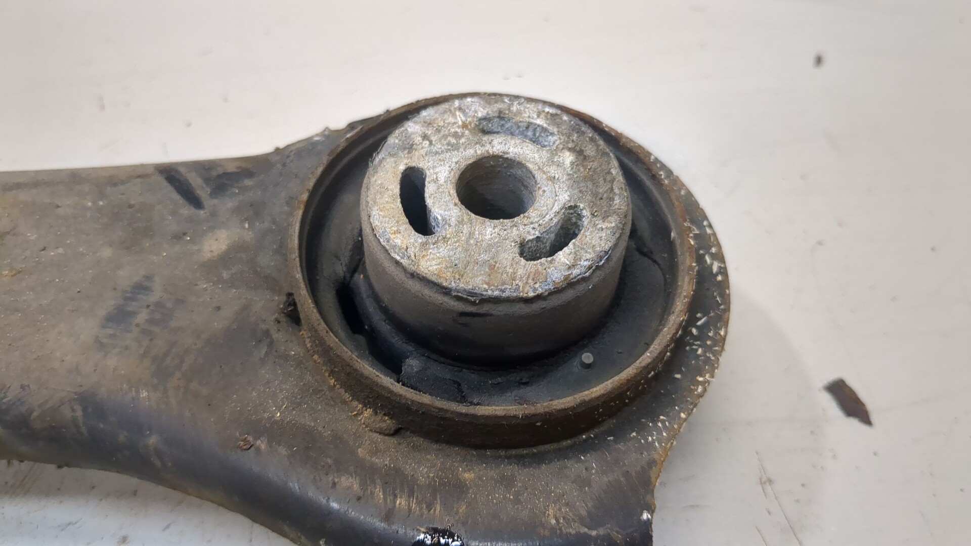 Рычаг передний левый