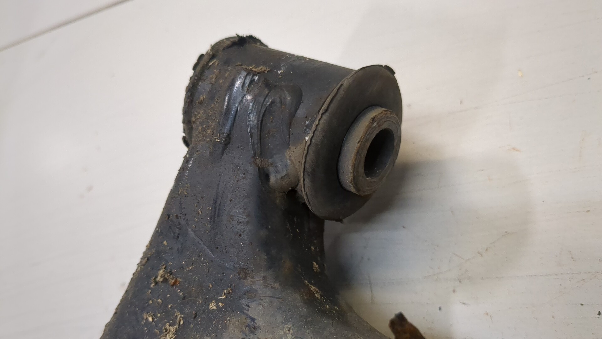 Рычаг передний левый