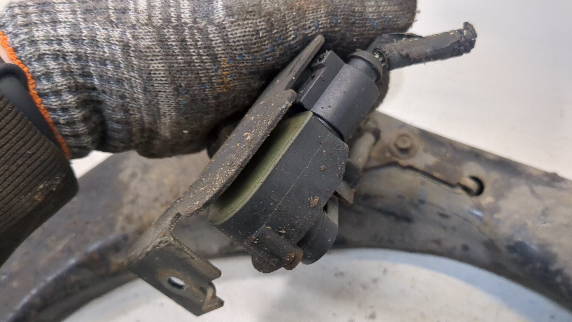 Рычаг передний левый