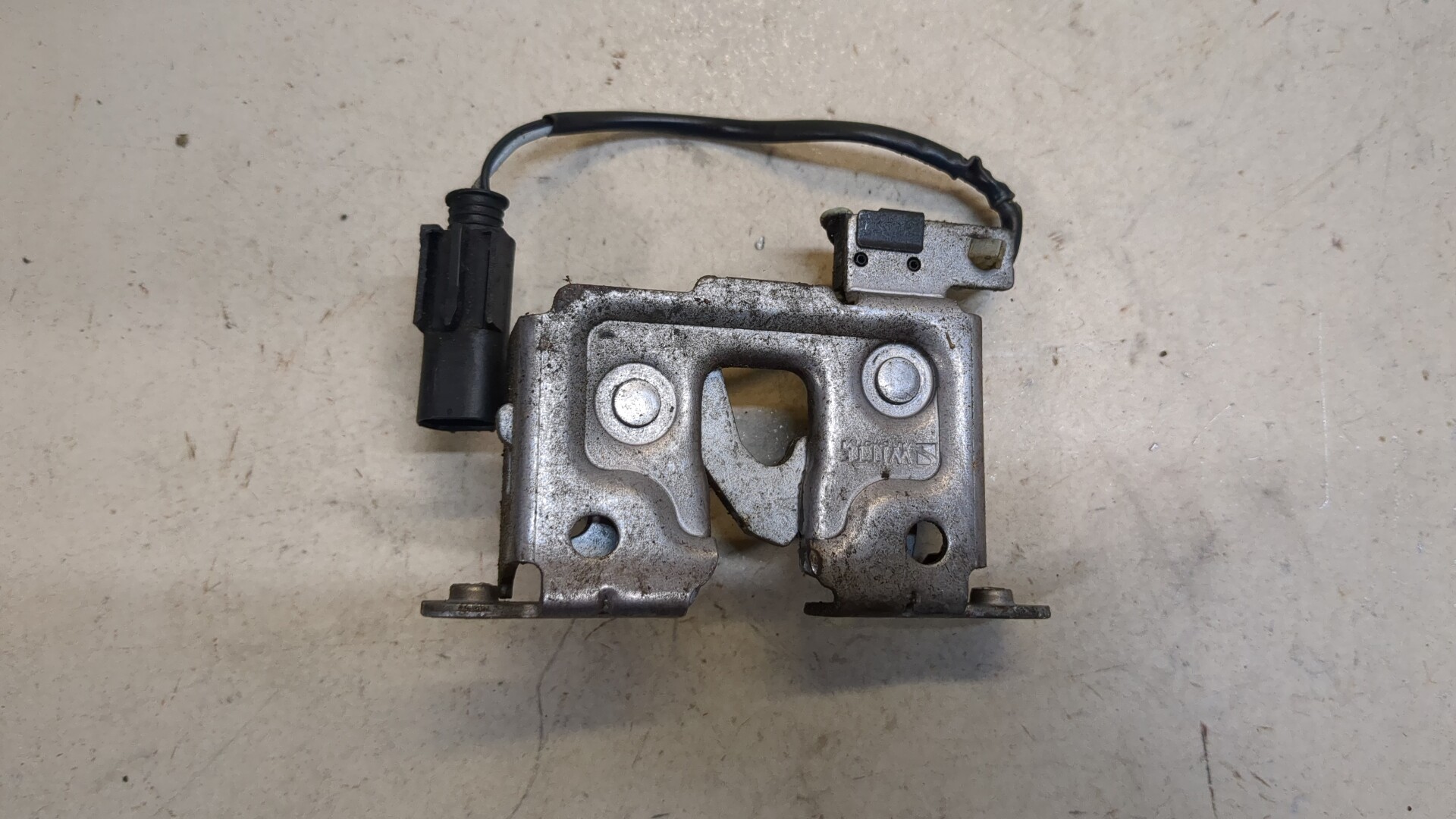 Замок капота