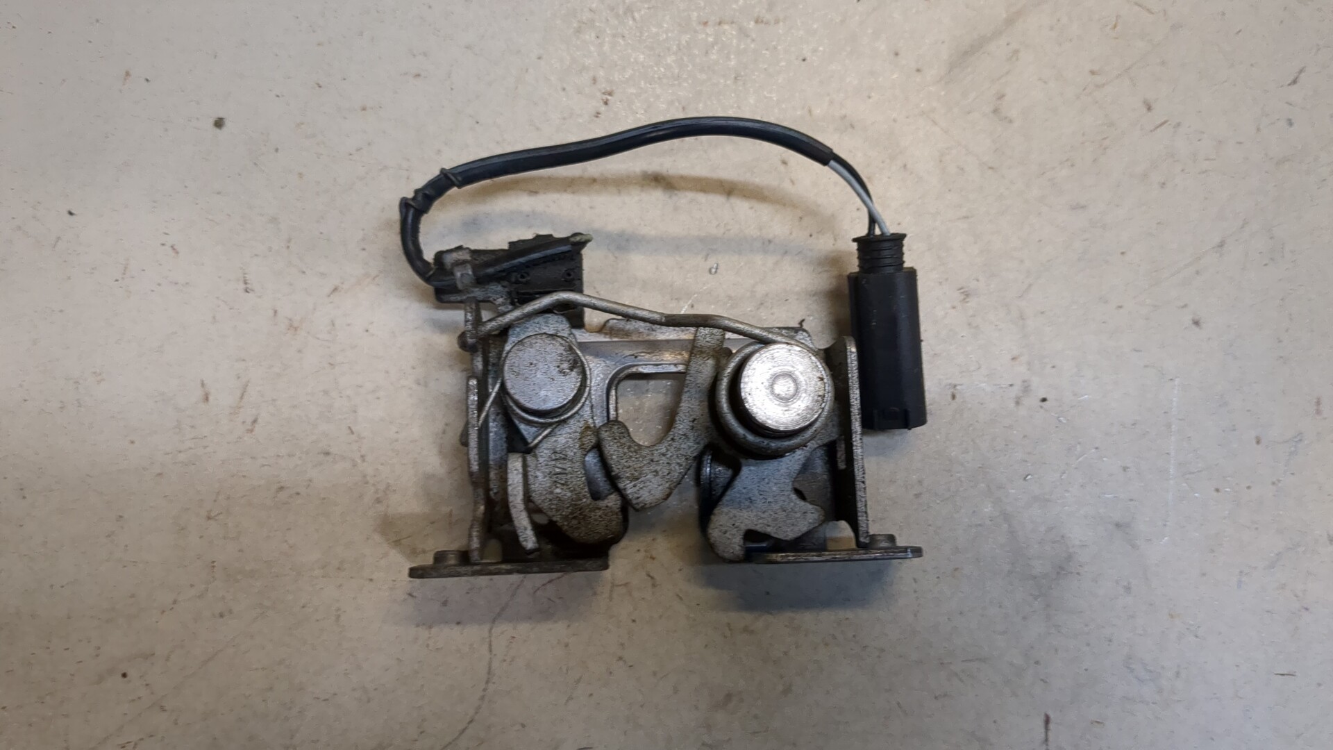 Замок капота