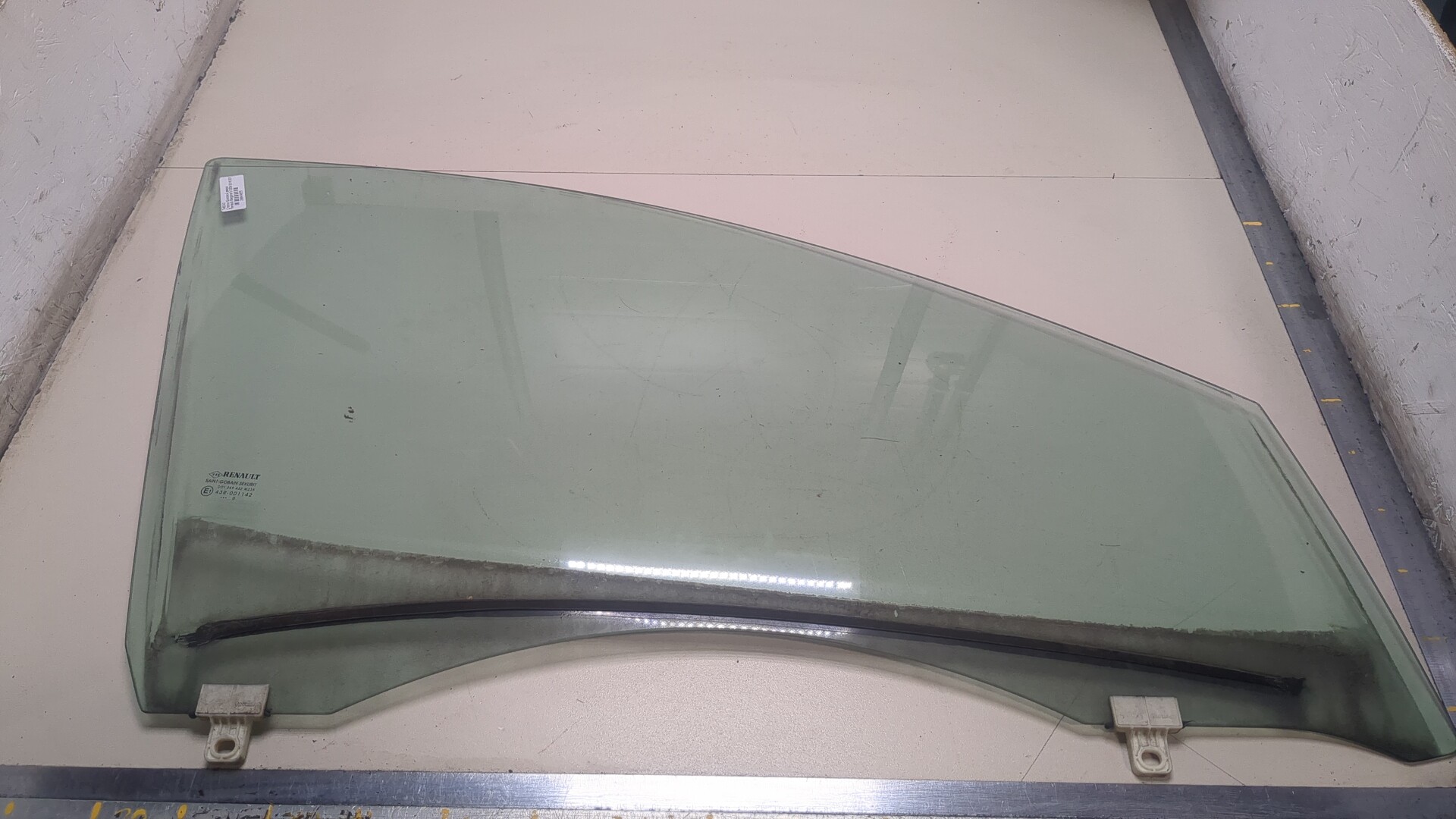 Стекло двери передней правой