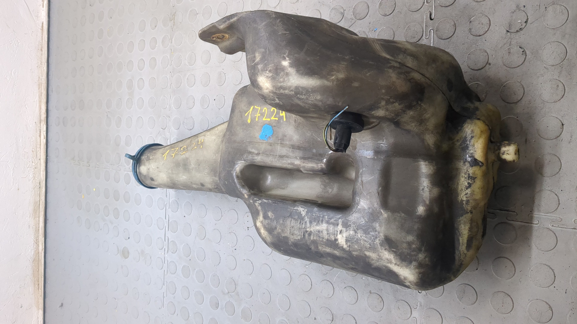 Бачок омывателя лобового стекла