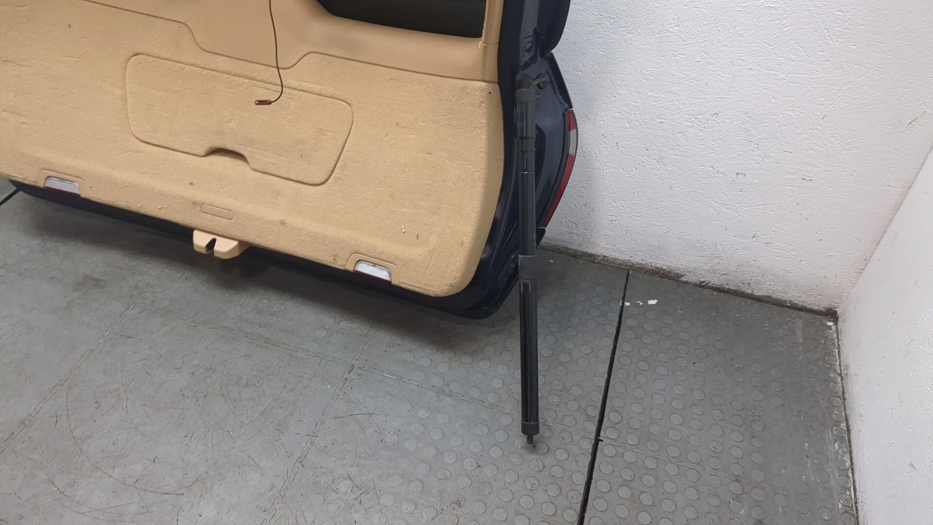 Дверь багажника