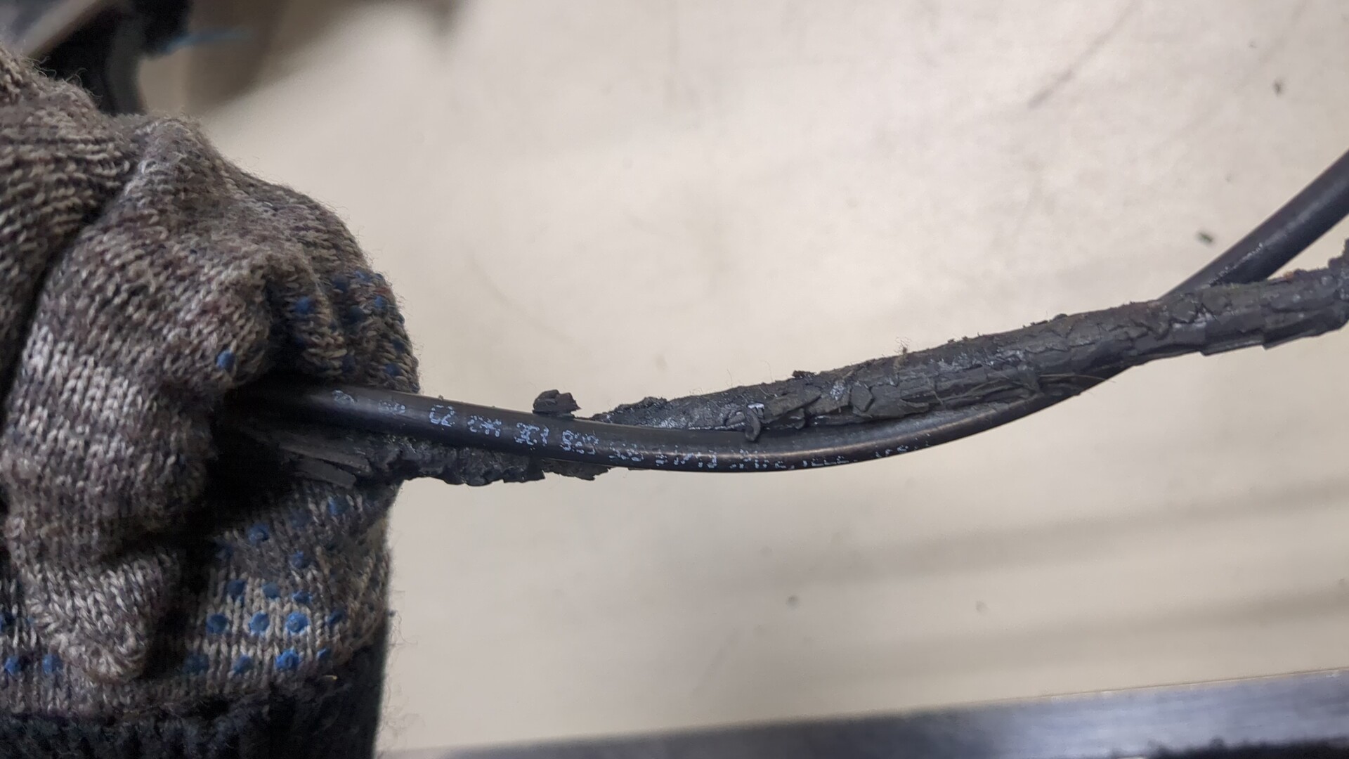 Трос открывания капота