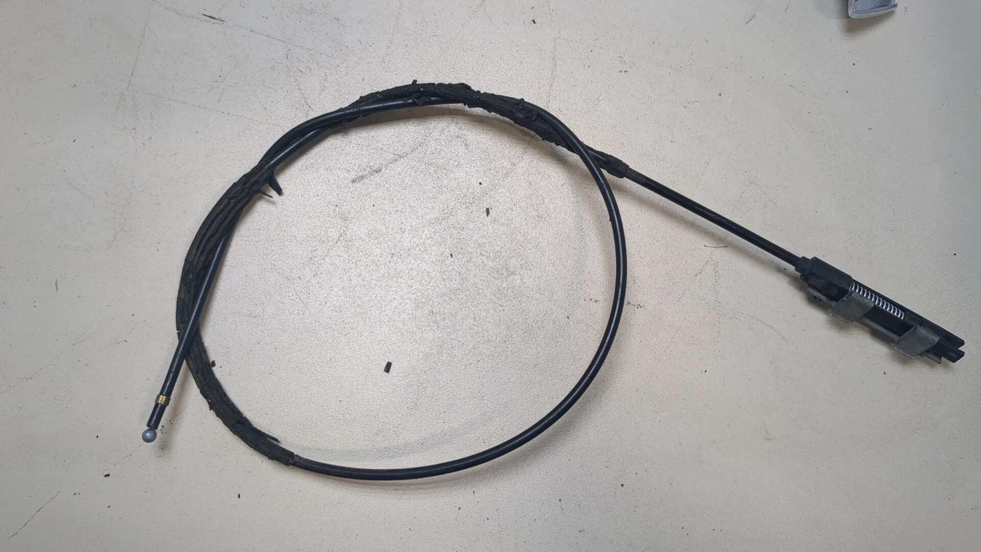 Трос открывания капота