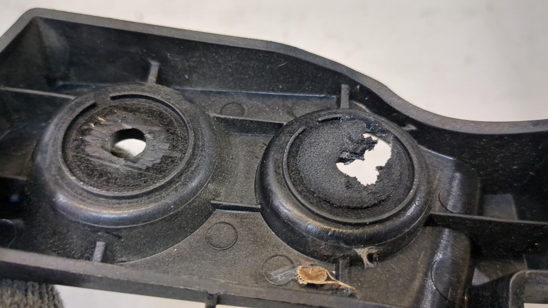 Кронштейн заднего бампера левый