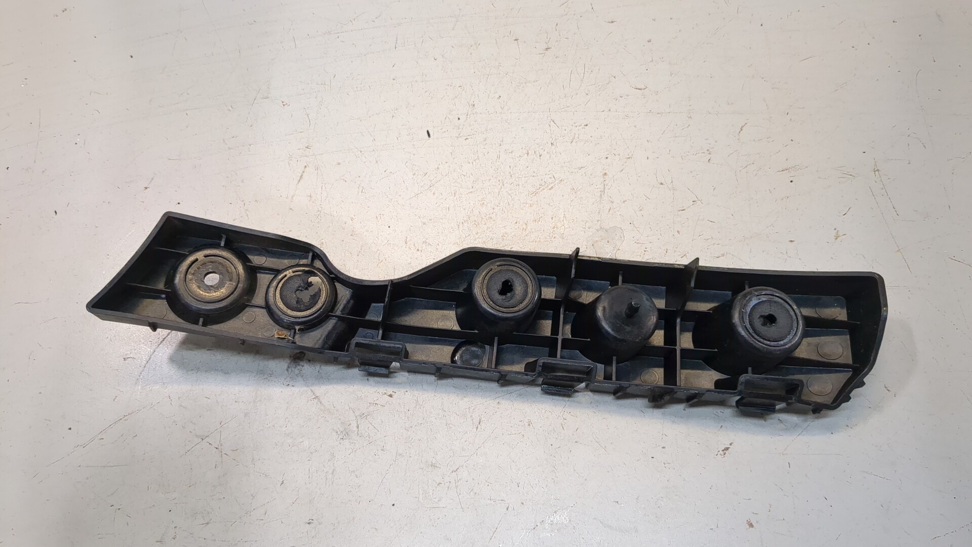 Кронштейн заднего бампера левый