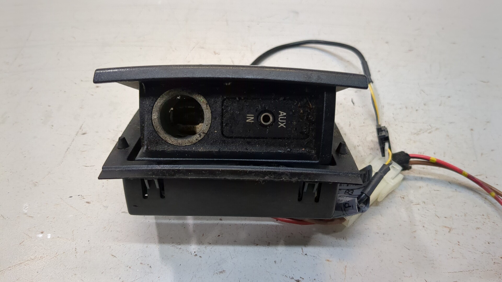 Гнездо AUX / USB IN