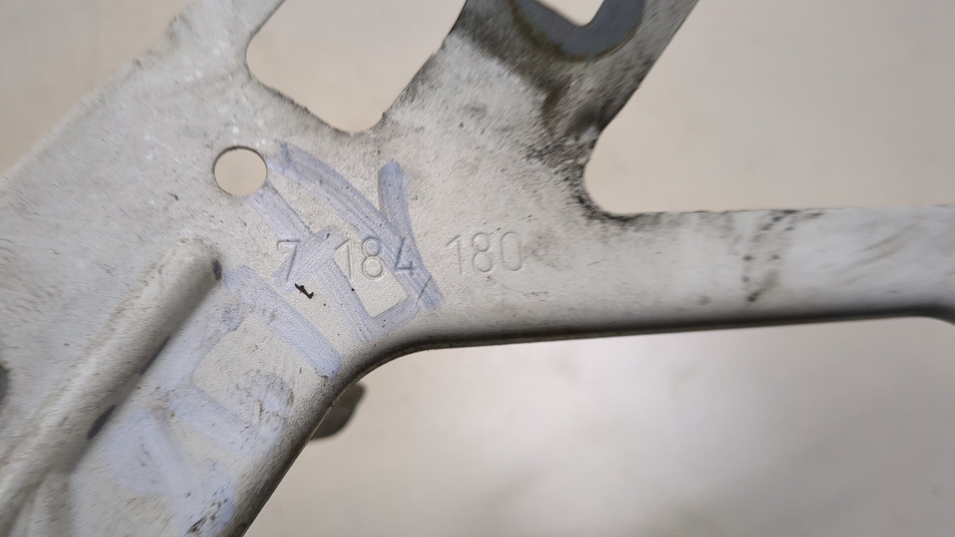 Кронштейн фар правый